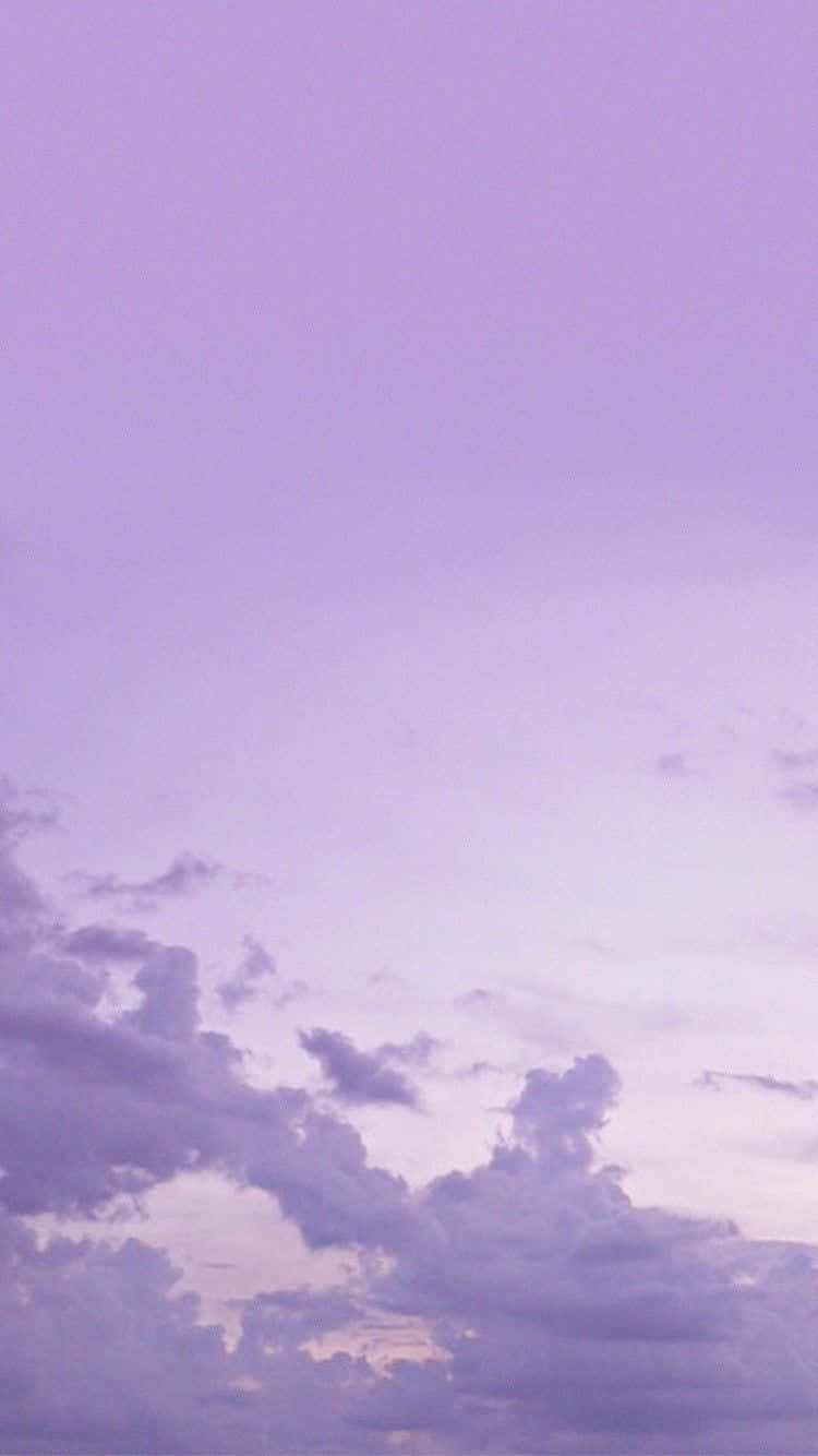 Clouds Aesthetics 桌布 壁紙 — 黃昏時分，柔和雲朵在寧靜的薰衣草色天空中閃耀。
