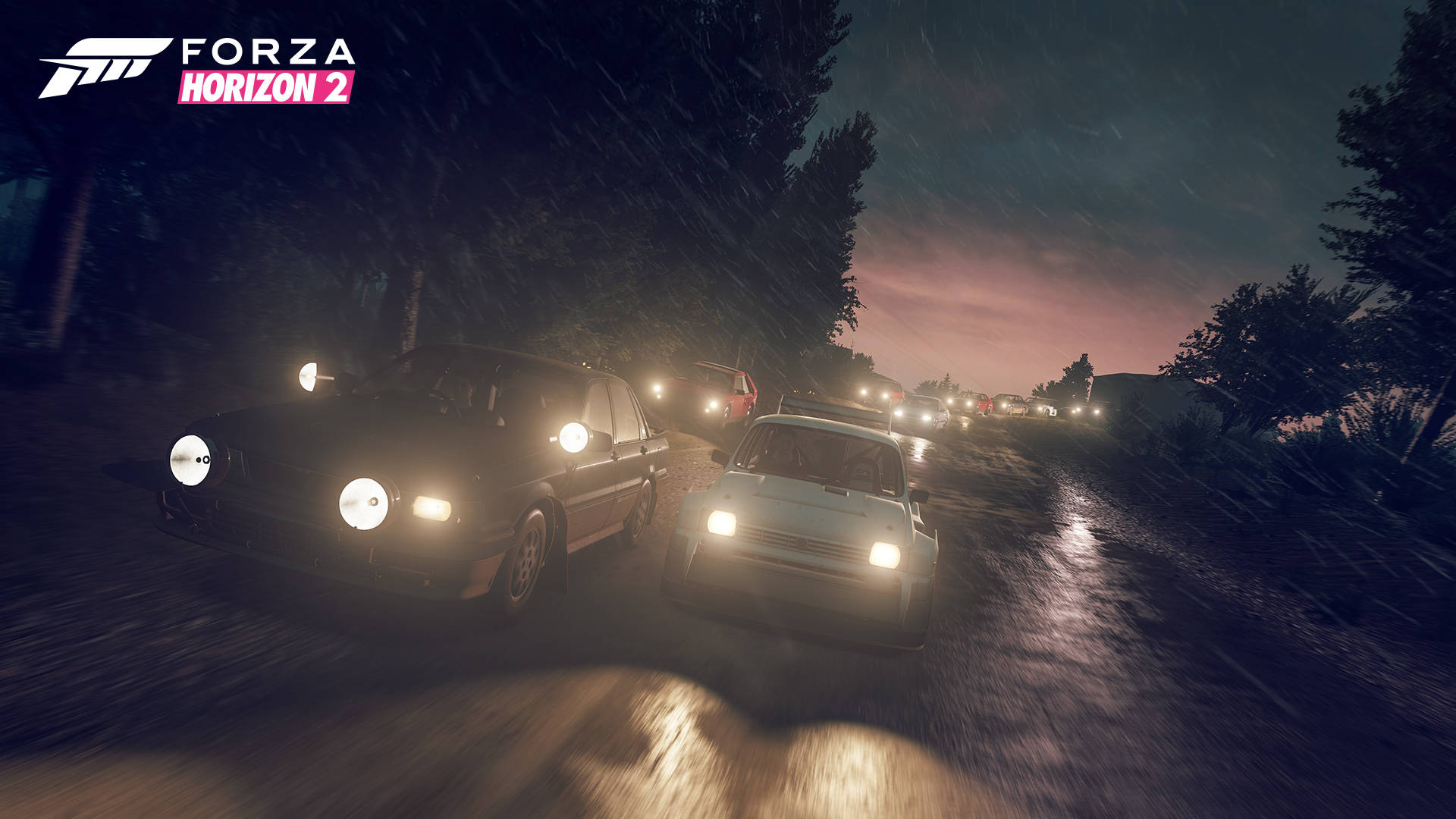 Horizon 桌布 壁紙 — 黃昏時分，汽車在雨水浸濕的森林道路上飛馳，車頭燈劃破迷霧般的黑暗。