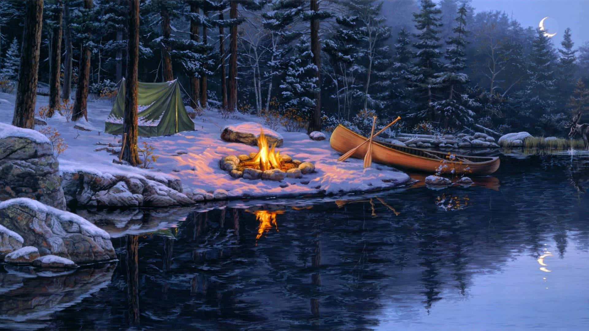 Campfire 桌布 壁紙 — 黃昏時分，白雪覆蓋的森林露營地，發光的營火倒映在平靜的水面上，旁邊有獨木舟和帳篷。