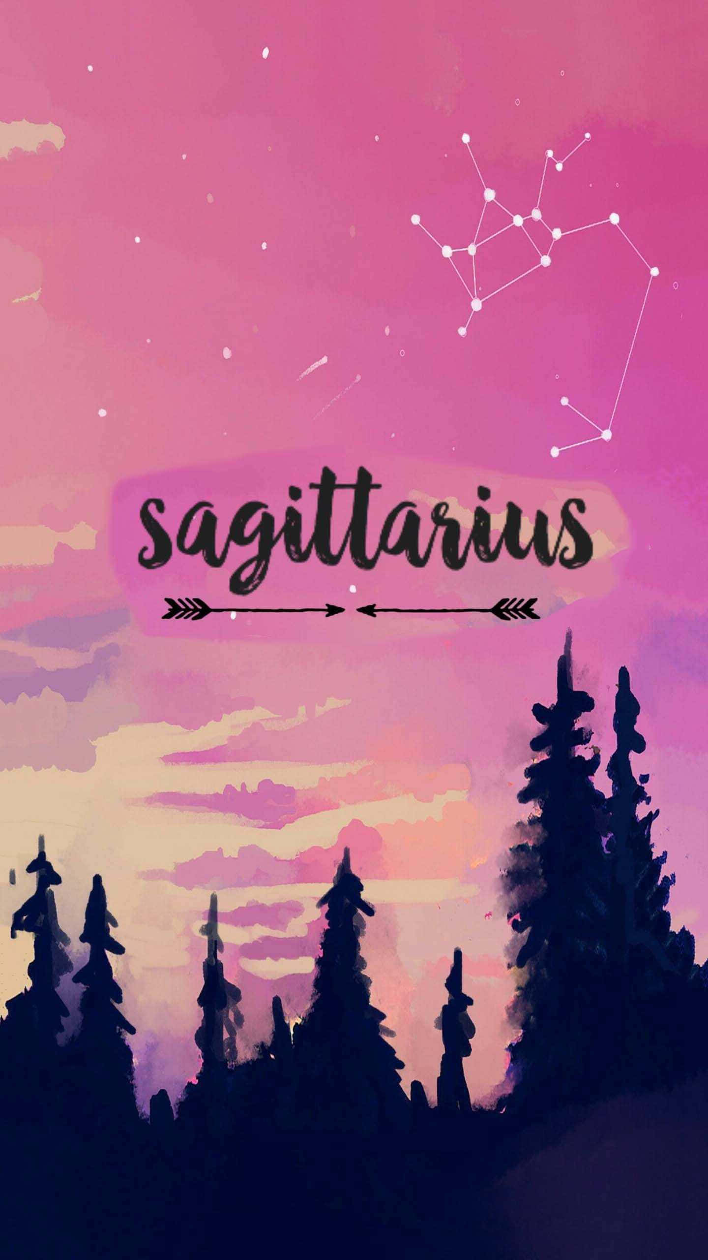 Sagittarius Aesthetic 桌布 壁紙 — 黃昏時分，粉紅色和紫色的天空中，人馬座星座位於深色松樹剪影之上。