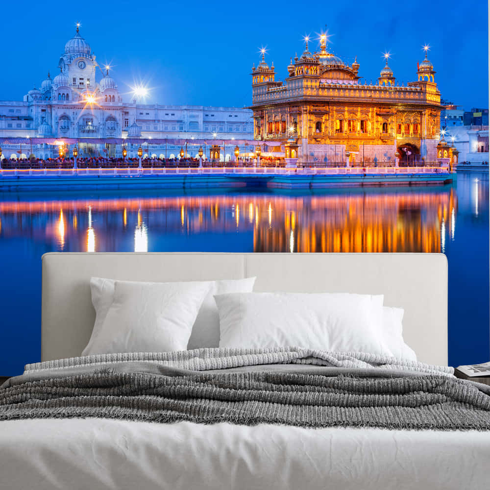 bed 桌布 壁紙 — 黃昏時分，金色寺廟在平靜的水面上倒映，背後是一張舒適的床，配有白色枕頭和灰色毯子。