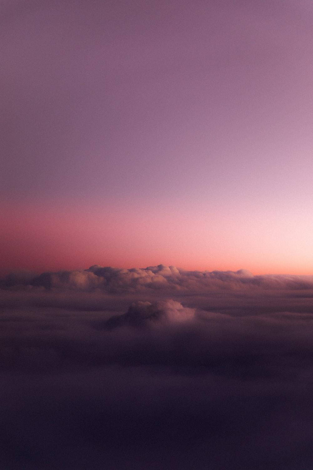 Purple Clouds 桌布 壁紙 — 黃昏時分，雲海之上，一片寧靜的天空塗上柔和的紫色和粉紅色調。