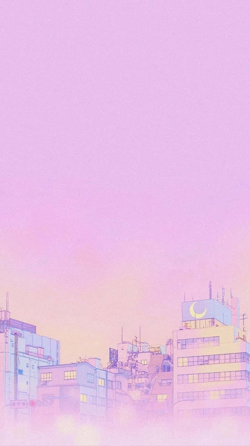 Pastel Pink Aesthetic Anime 桌布 壁紙 — 黃昏時分，風格化的城市建築上空呈現粉紫漸變的柔和天空，一彎新月在屋頂上閃耀。