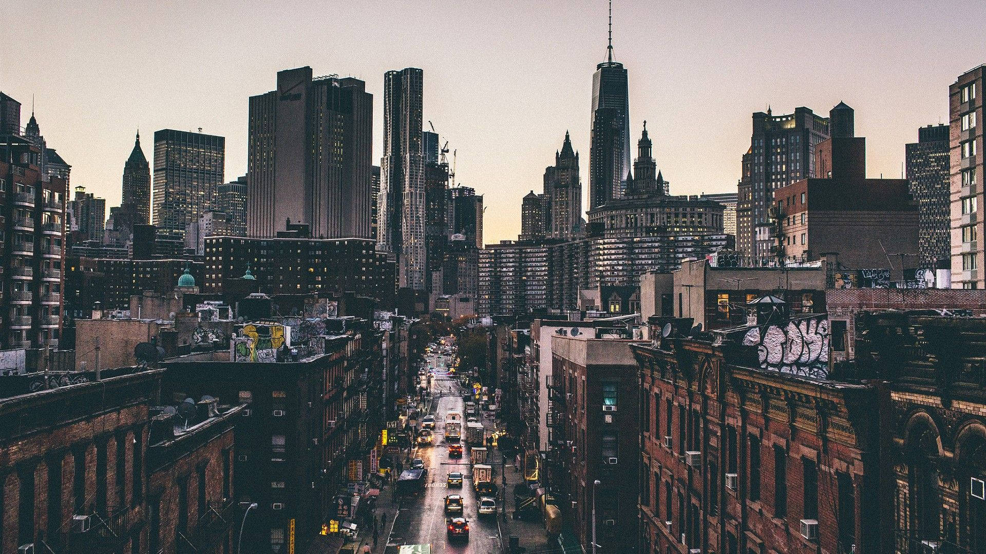 New York 桌布 壁紙 — 黃昏時分，高角度俯瞰繁忙的城市街道，高樓大廈和閃爍的車頭燈。