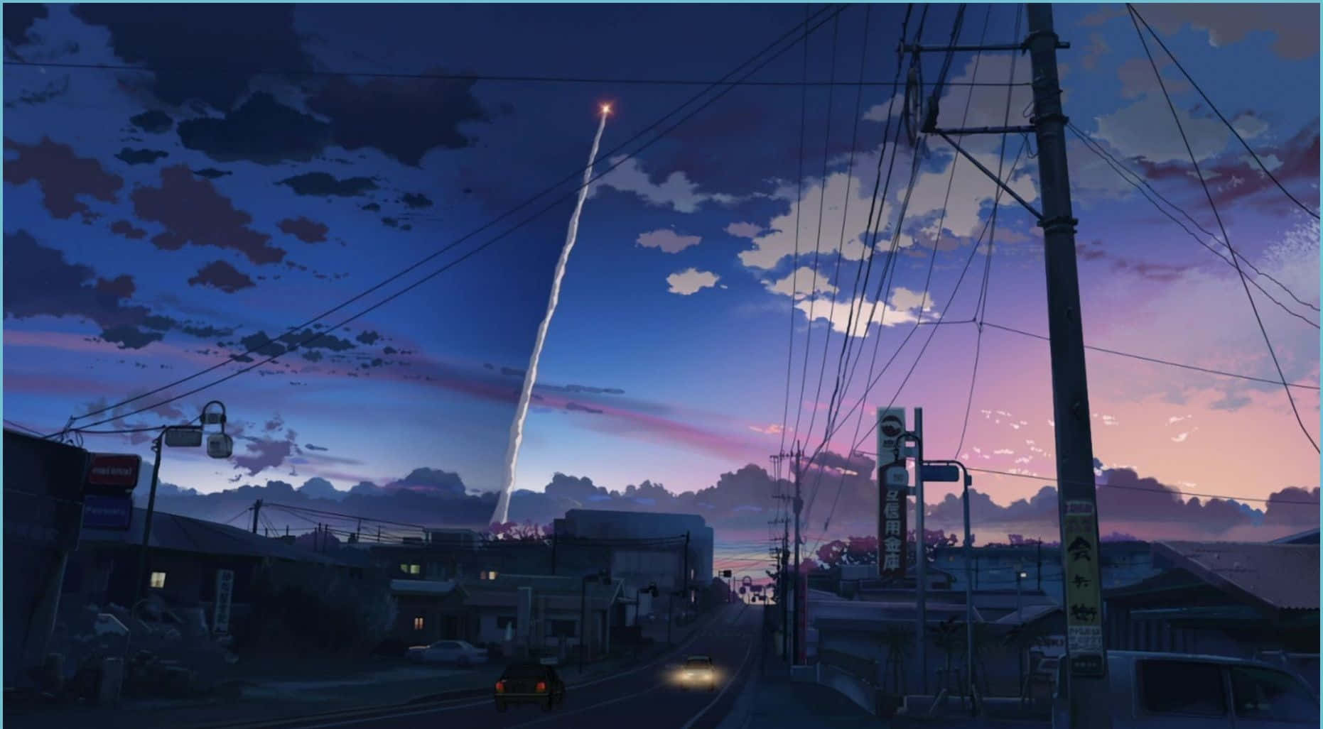 Retro Aesthetic 桌布 壁紙 — 黃昏時分一條寧靜的日本街道，發光的火箭軌跡劃破電線和屋頂上方紫藍色的天空。