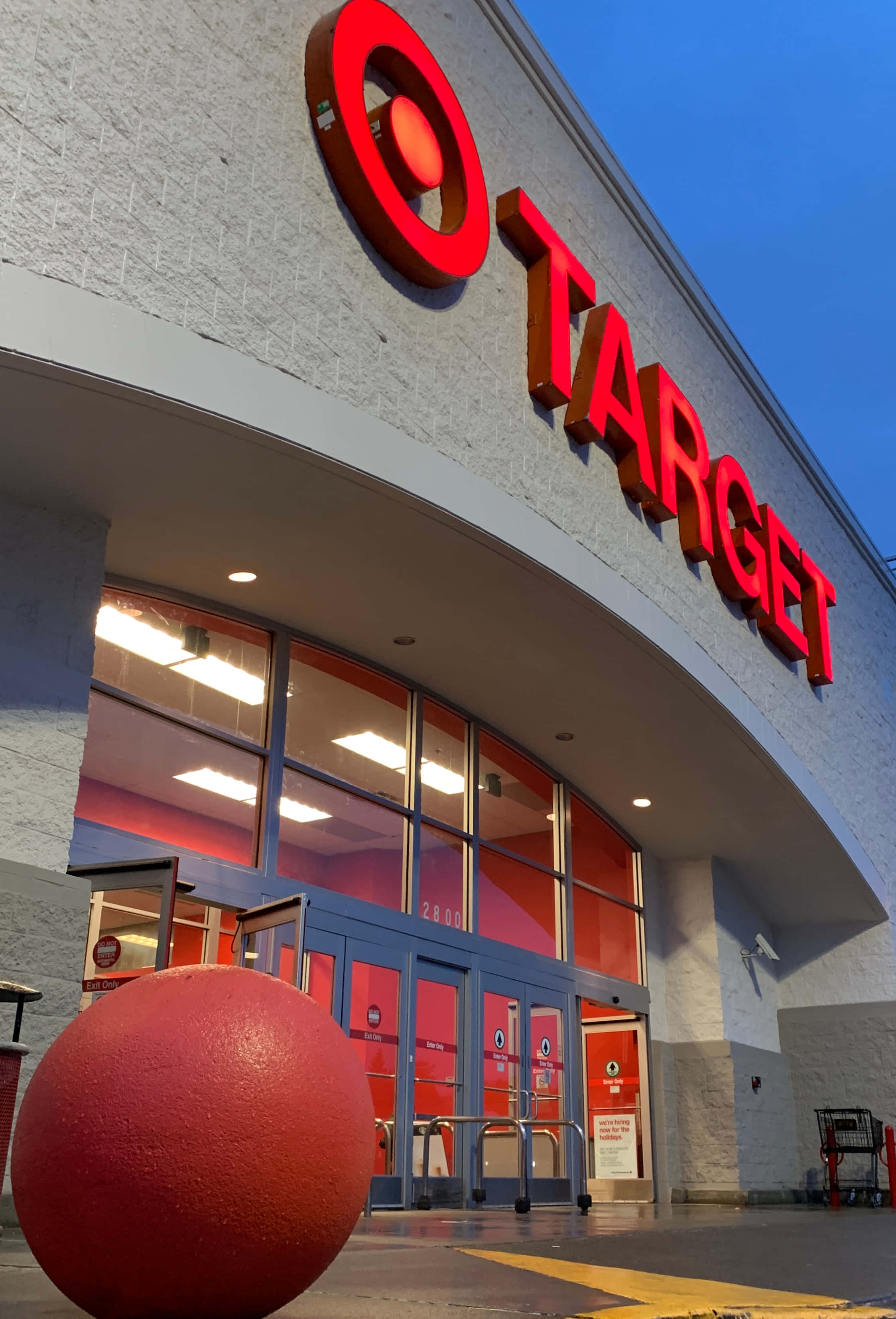 目標 桌布 壁紙 — 黃昏時分以低角度拍攝的Target商店入口，前景有一個巨大的紅色球體。