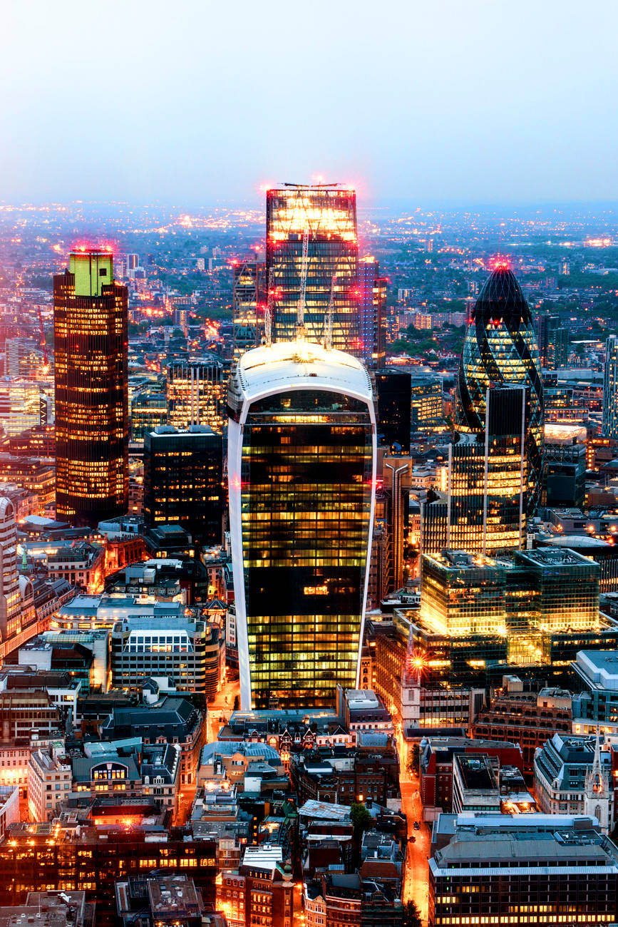 London iPhone 桌布 壁紙 — 黃昏時分倫敦金融區的鳥瞰圖， illuminated 摩天大樓在漸暗的天空中閃耀。