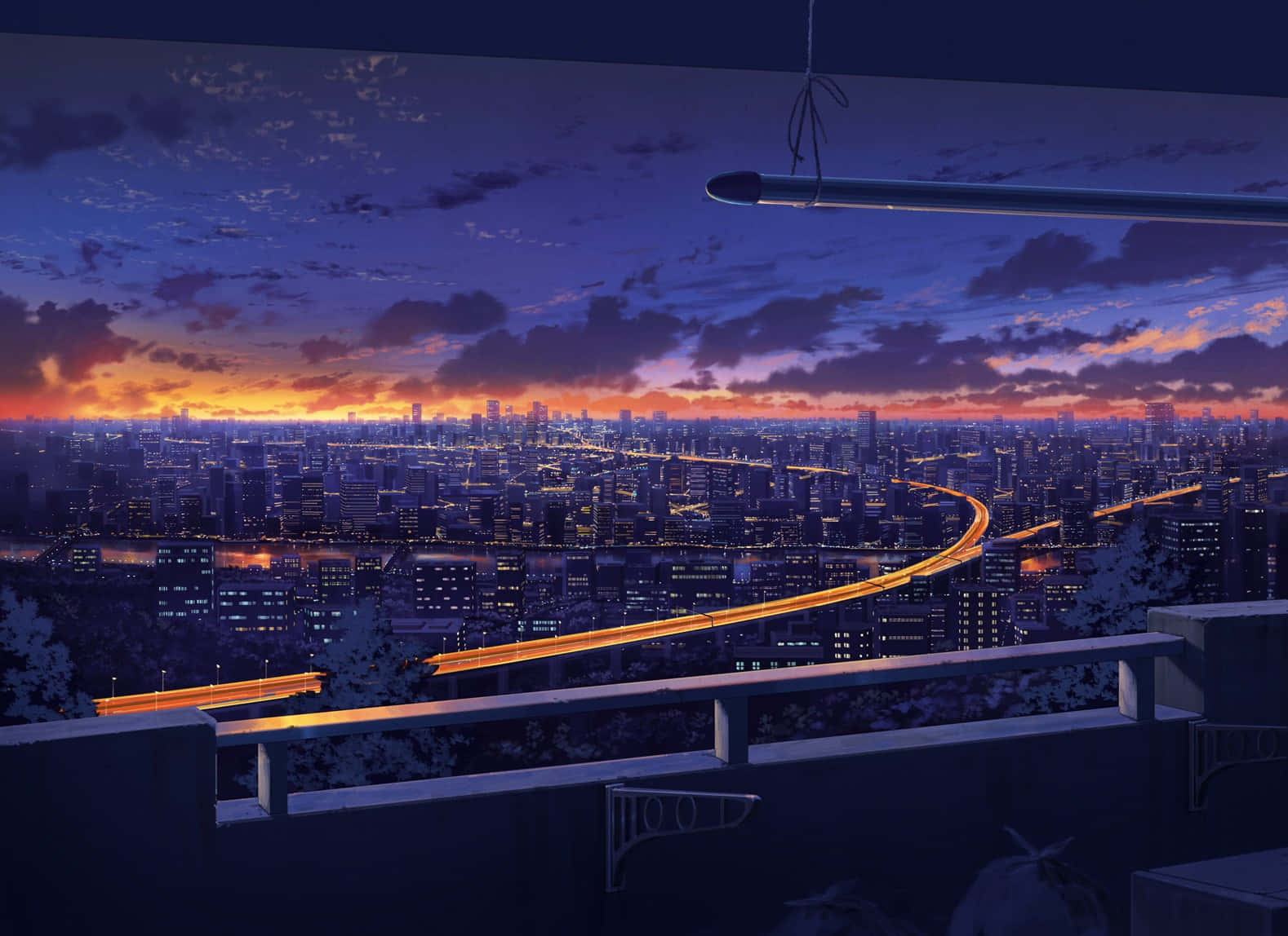 夜空 桌布 壁紙 — 黃昏時分充滿活力的動漫城市景觀，發光的高速公路在紫橙色天空下的摩天大樓間蜿蜒穿梭。