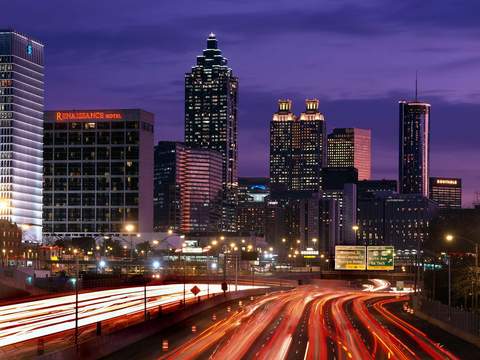 Atlanta Georgia 桌布 壁紙 — 黃昏時分充滿活力的城市天際線，下方高速公路上的車流形成紅色和白色的光帶。