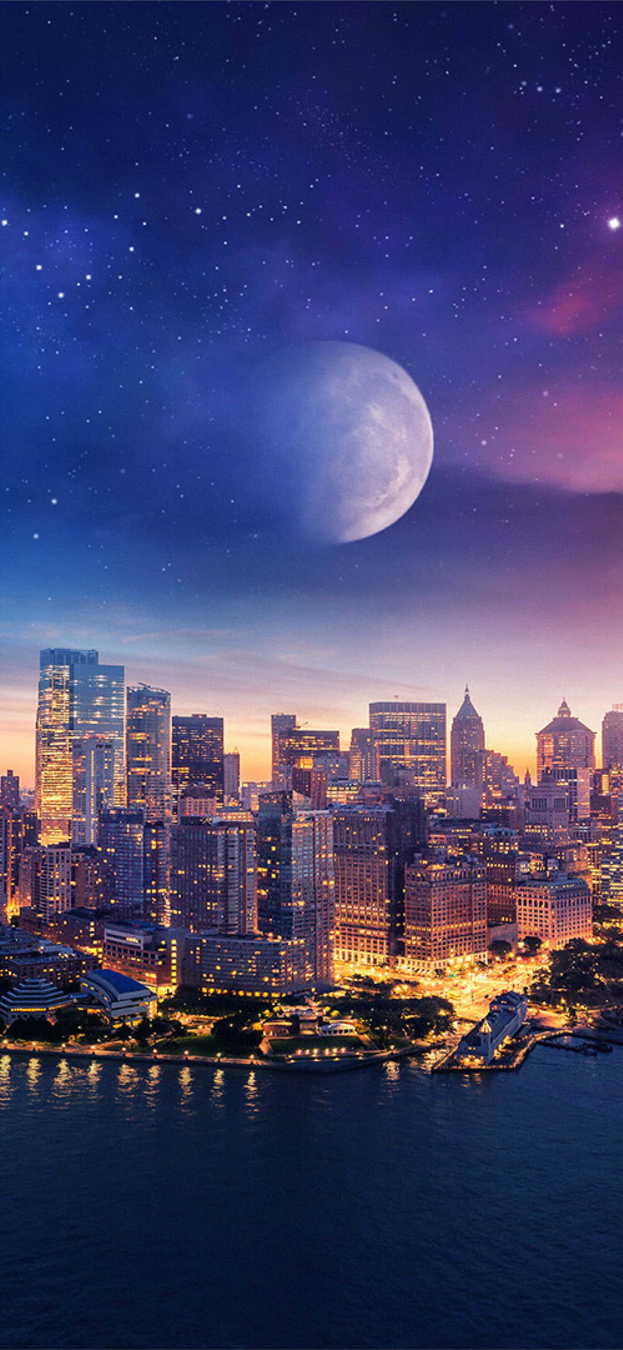 New York City Night iPhone 桌布 壁紙 — 黃昏時分充滿活力的城市天際線，水面上有發光的月亮和星空。