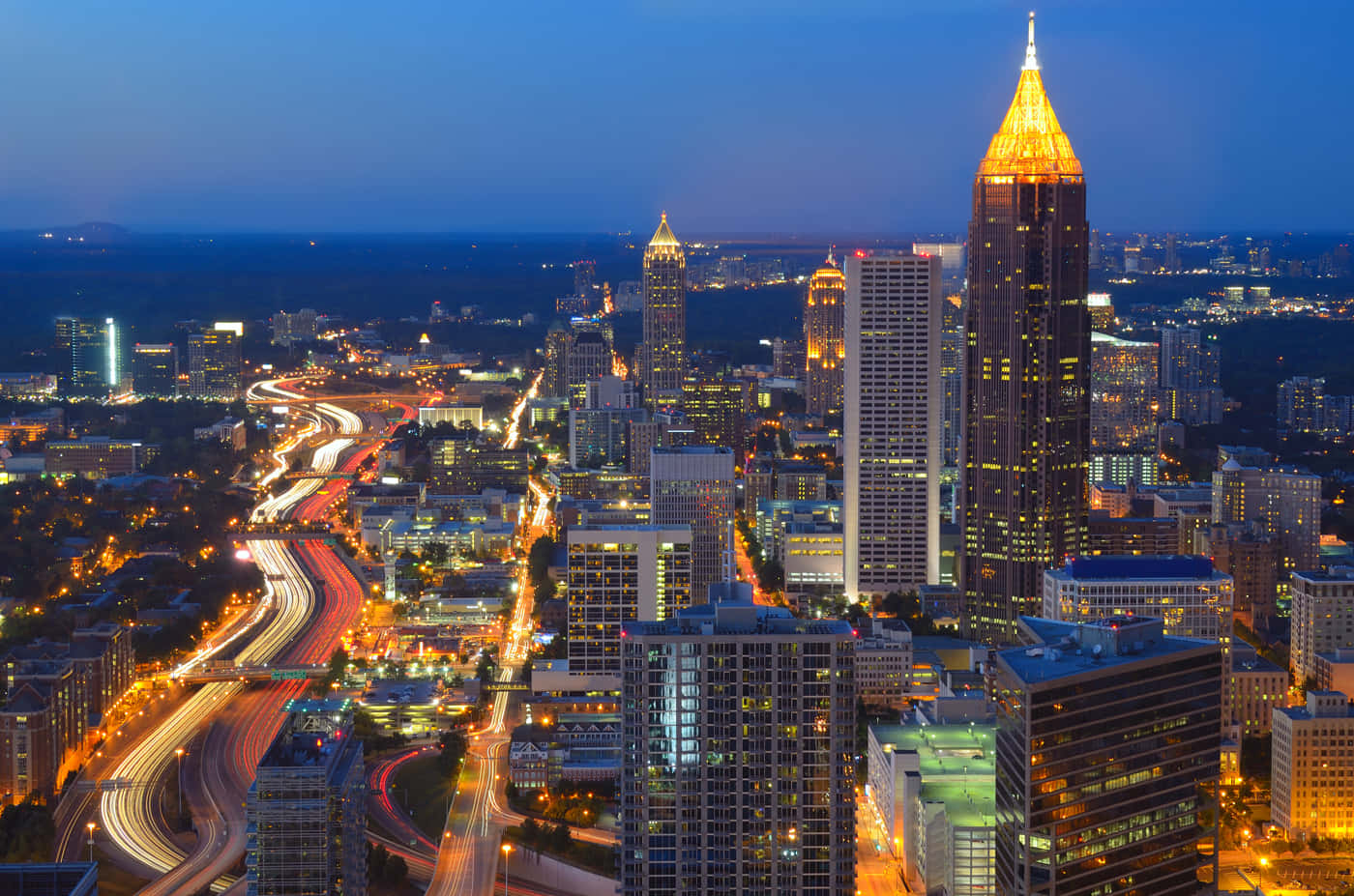 Atlanta Georgia 桌布 壁紙 — 黃昏時分充滿活力的城市天際線，閃爍的摩天大樓和車流的光軌。