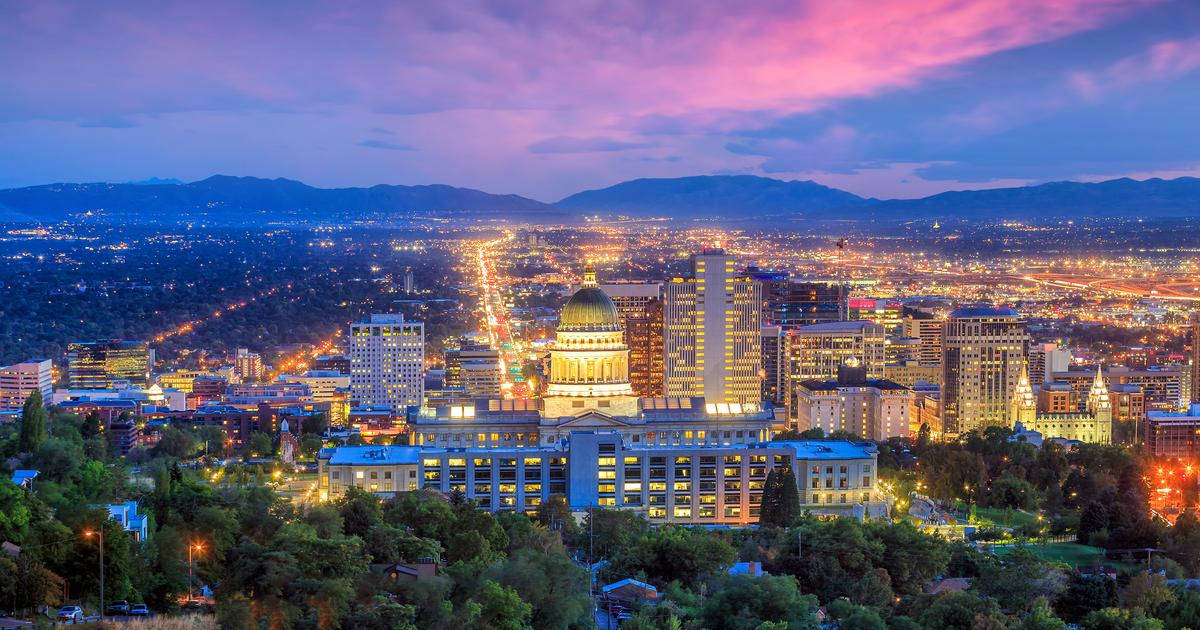 Salt Lake City 桌布 壁紙 — 黃昏時分充滿活力的城市景觀，圓頂國會大廈在粉紅色和紫色的天空下閃耀。