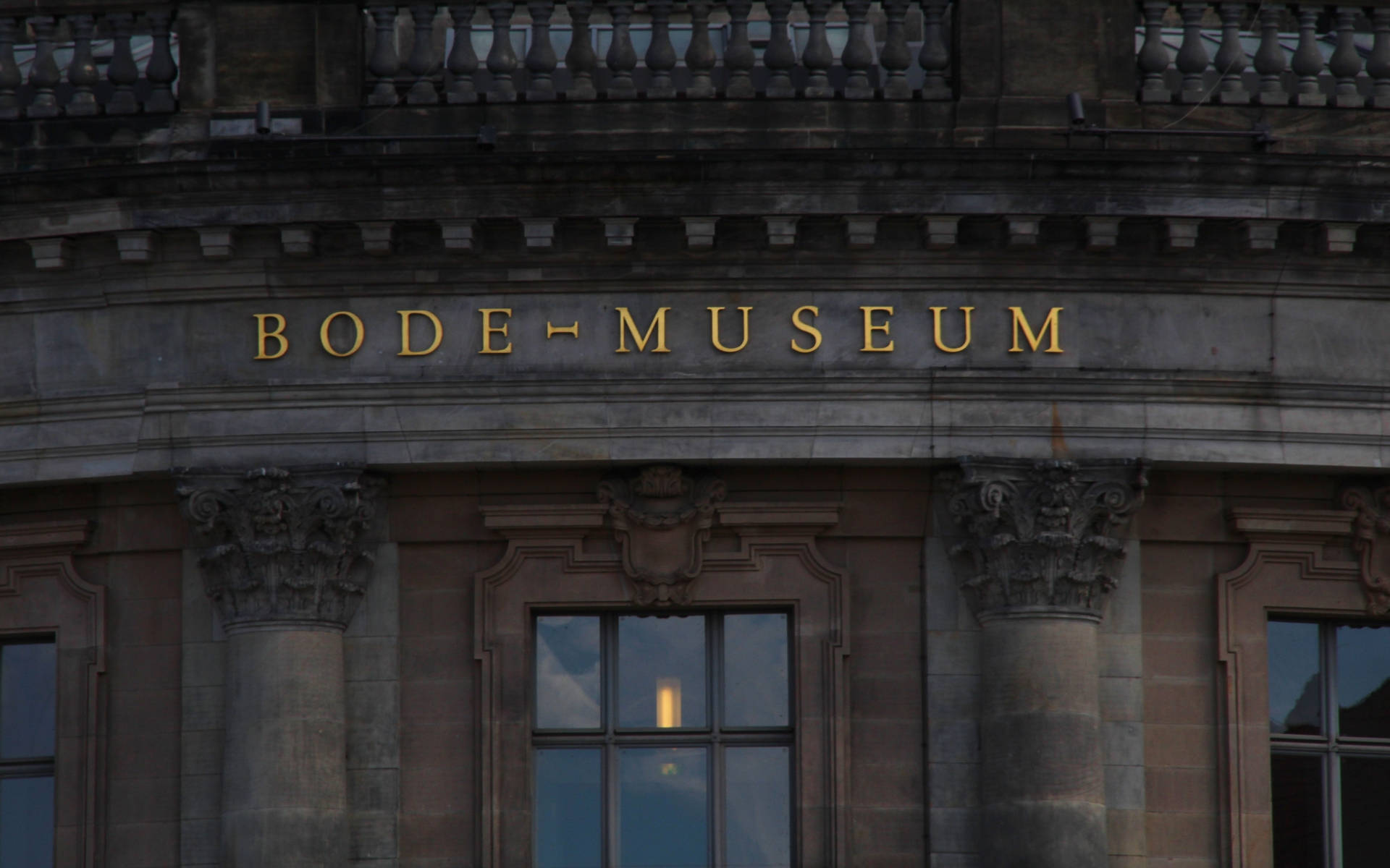 Museum 桌布 壁紙 — 黃昏時分博德博物館的宏偉外牆，金色字體在石柱和華麗雕刻上閃耀。