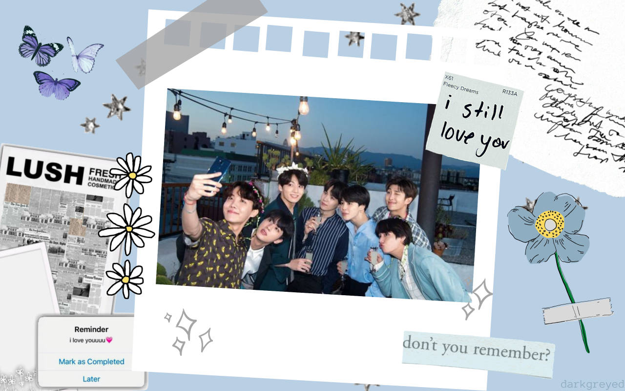 Bts Aesthetic 桌布 壁紙 — 黃昏時分在屋頂上拍攝的K-pop團體自拍拼貼畫，周圍環繞著手寫筆記、蝴蝶和花卉塗鴉。