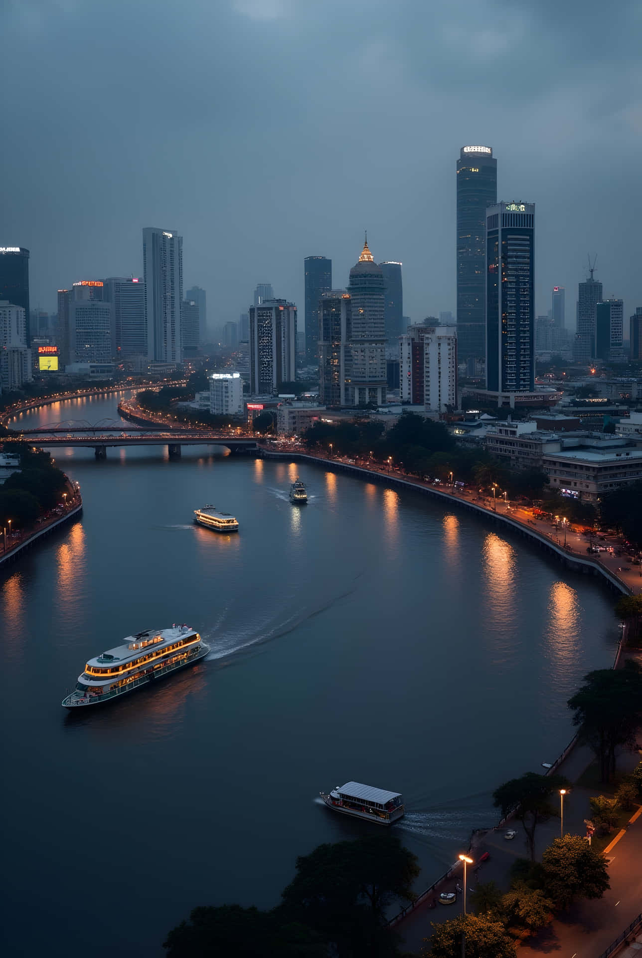 Urban Waterway Dusk 壁紙 — 黃昏時分城市河流的鳥瞰圖，燈火通明的船隻駛過高聳的摩天大樓和閃爍的路燈。