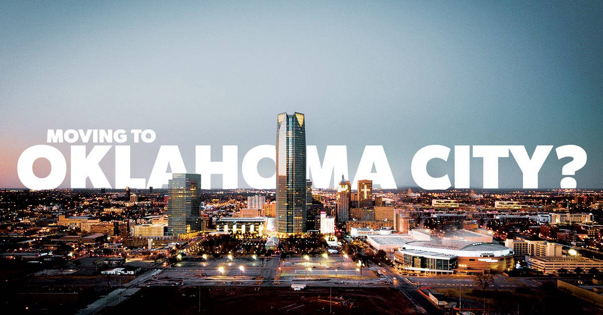 Oklahoma 桌布 壁紙 — 黃昏時分奧克拉荷馬市天際線的鳥瞰圖，燈火通明的摩天大樓和粗體文字問「Moving to Oklahoma City？」