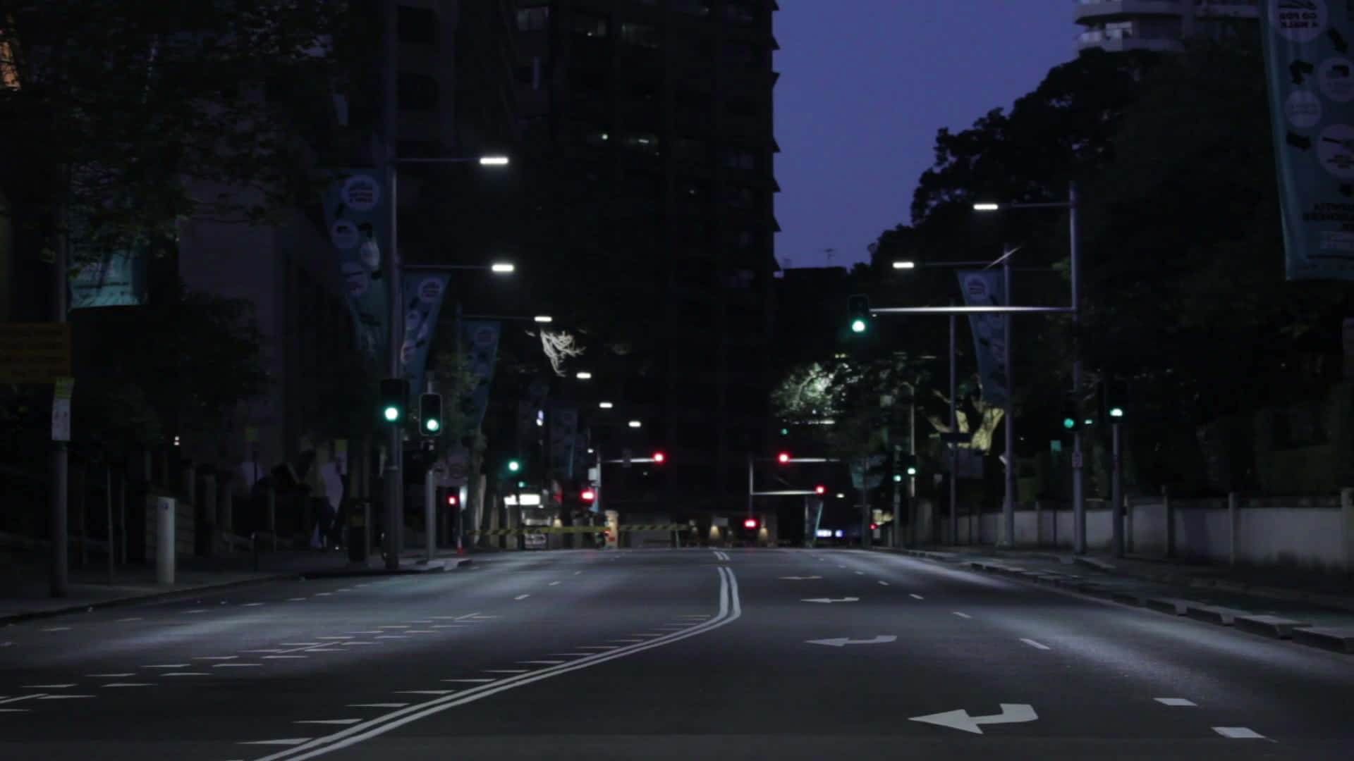 夜晚 桌布 壁紙 — 黃昏時分寧靜的城市街道，閃爍的交通燈和潮濕的路面反射著環境光。