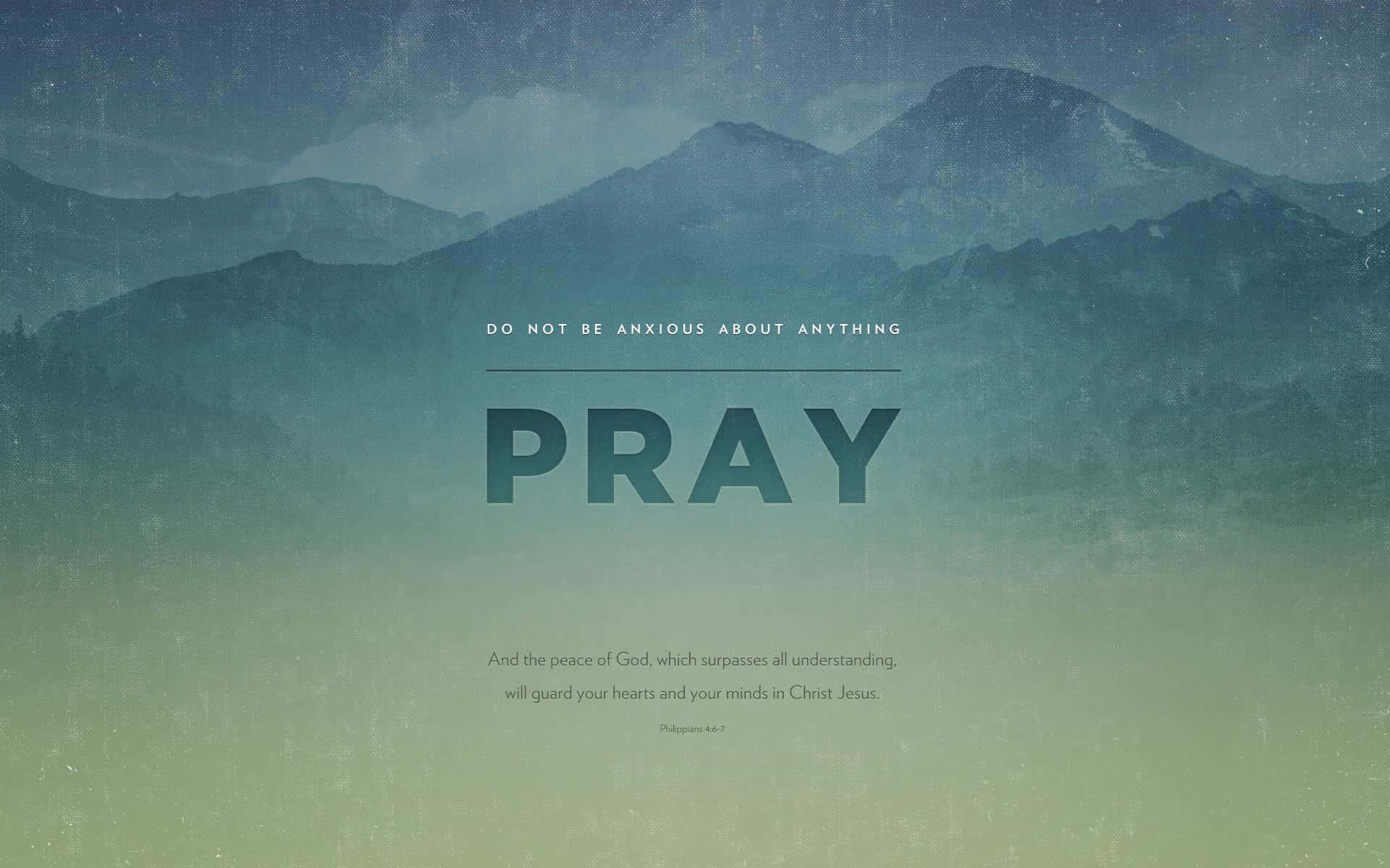 Praying 桌布 壁紙 — 黃昏時分寧靜的山景，附有腓立比書4:6-7鼓勵祈禱與平安的文字覆蓋層。