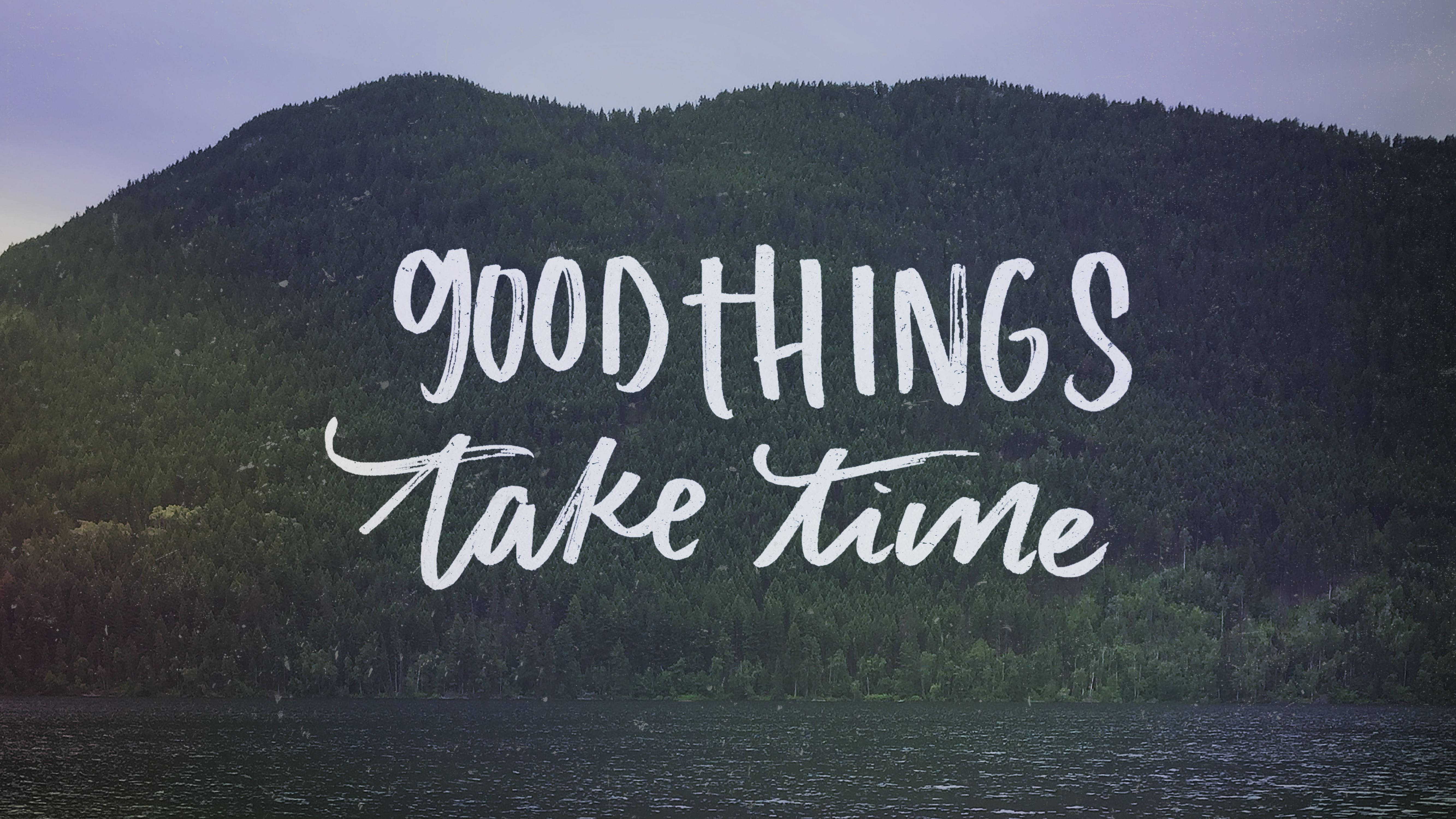 Motivational Quotes 桌布 壁紙 — 黃昏時分寧靜的山間湖泊，白色書法字體寫著 good things take time 覆蓋在樹林覆蓋的山丘上。