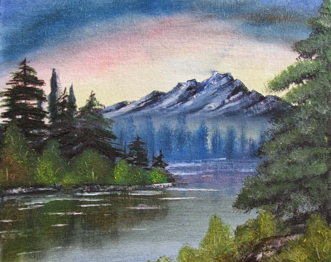 Painting 桌布 壁紙 — 黃昏時分寧靜的山間湖泊，白雪覆蓋的山峰倒映在平靜的水面上，四周環繞著常綠樹木。