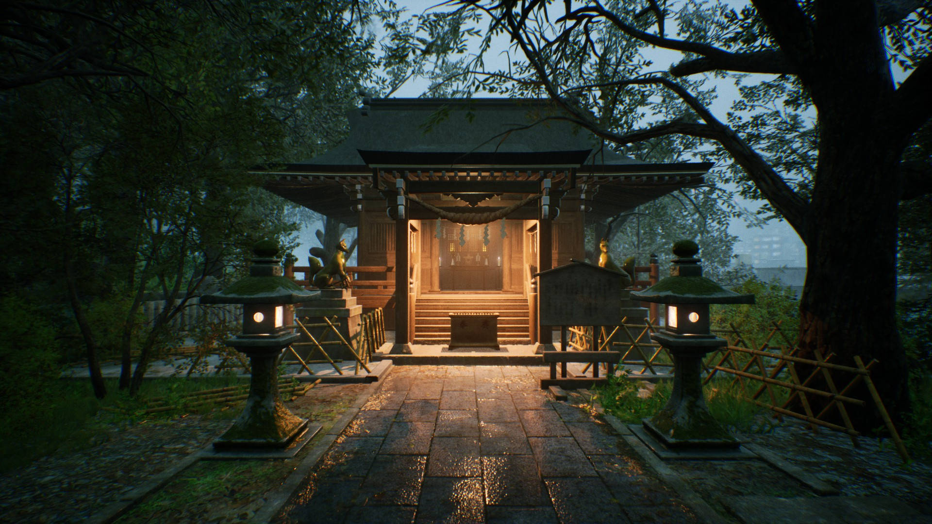 Ghostwire Tokyo 桌布 壁紙 — 黃昏時分寧靜的日本神社，發光的燈籠照亮了穿過霧氣樹林的石徑。