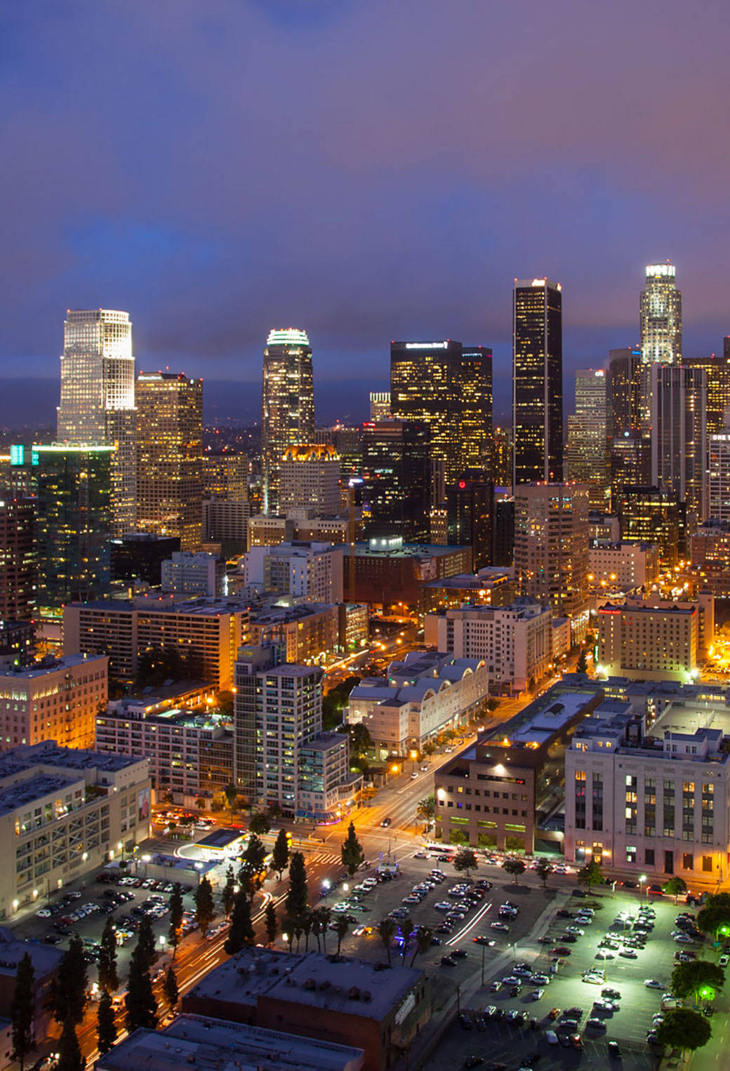 Seattle 桌布 壁紙 — 黃昏時分廣闊城市景觀的航拍圖，下方是燈火通明的摩天大樓和發光的街道。