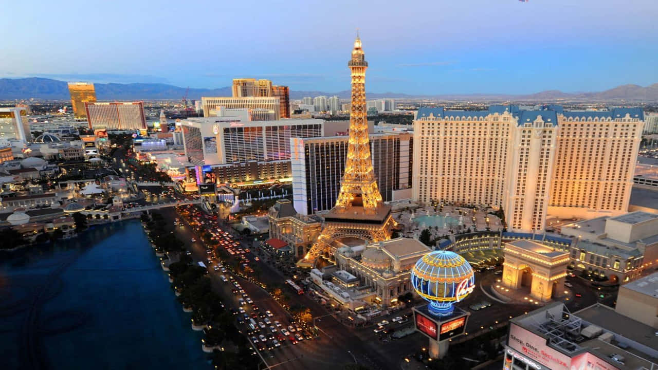 720p Las Vegas 桌布 壁紙 — 黃昏時分拉斯維加斯的鳥瞰圖，巴黎拉斯維加斯酒店塔樓及周圍霓虹燈照亮的賭場。