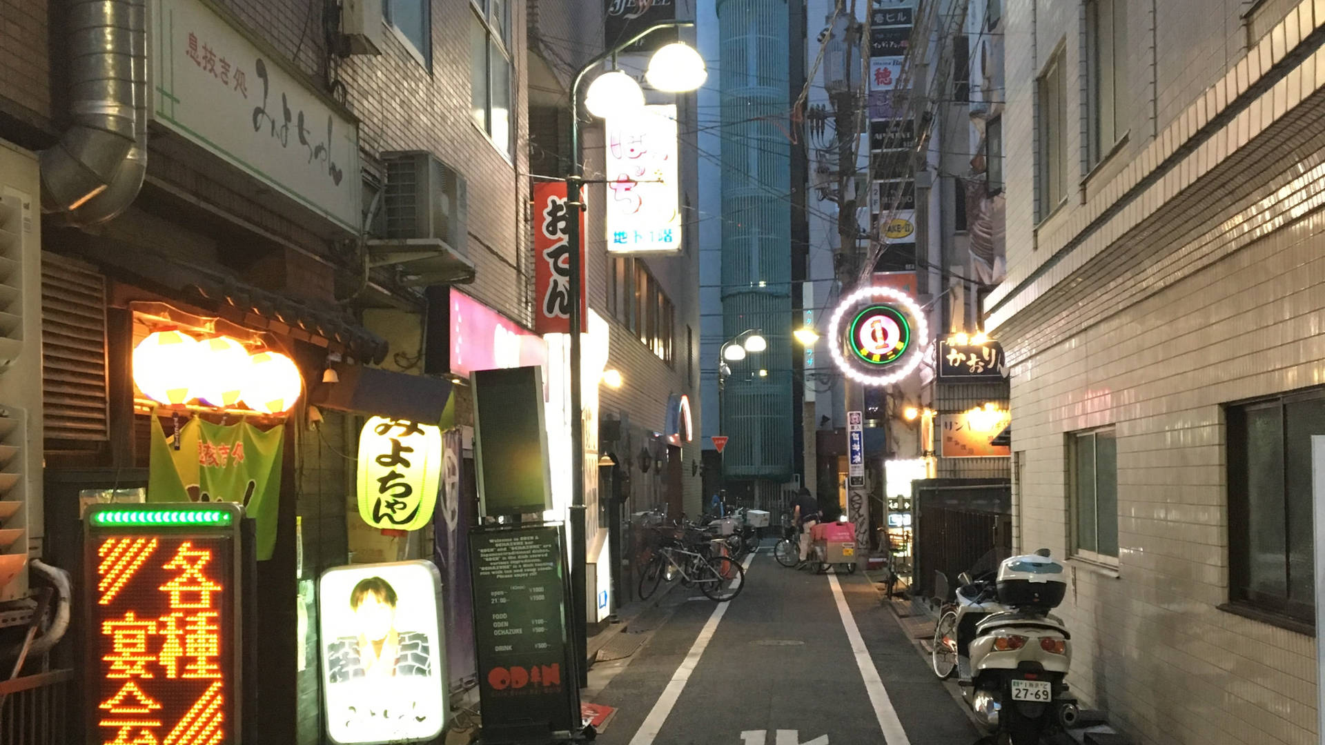 夜晚被發光霓虹招牌和燈籠照亮的狹窄日本小巷。