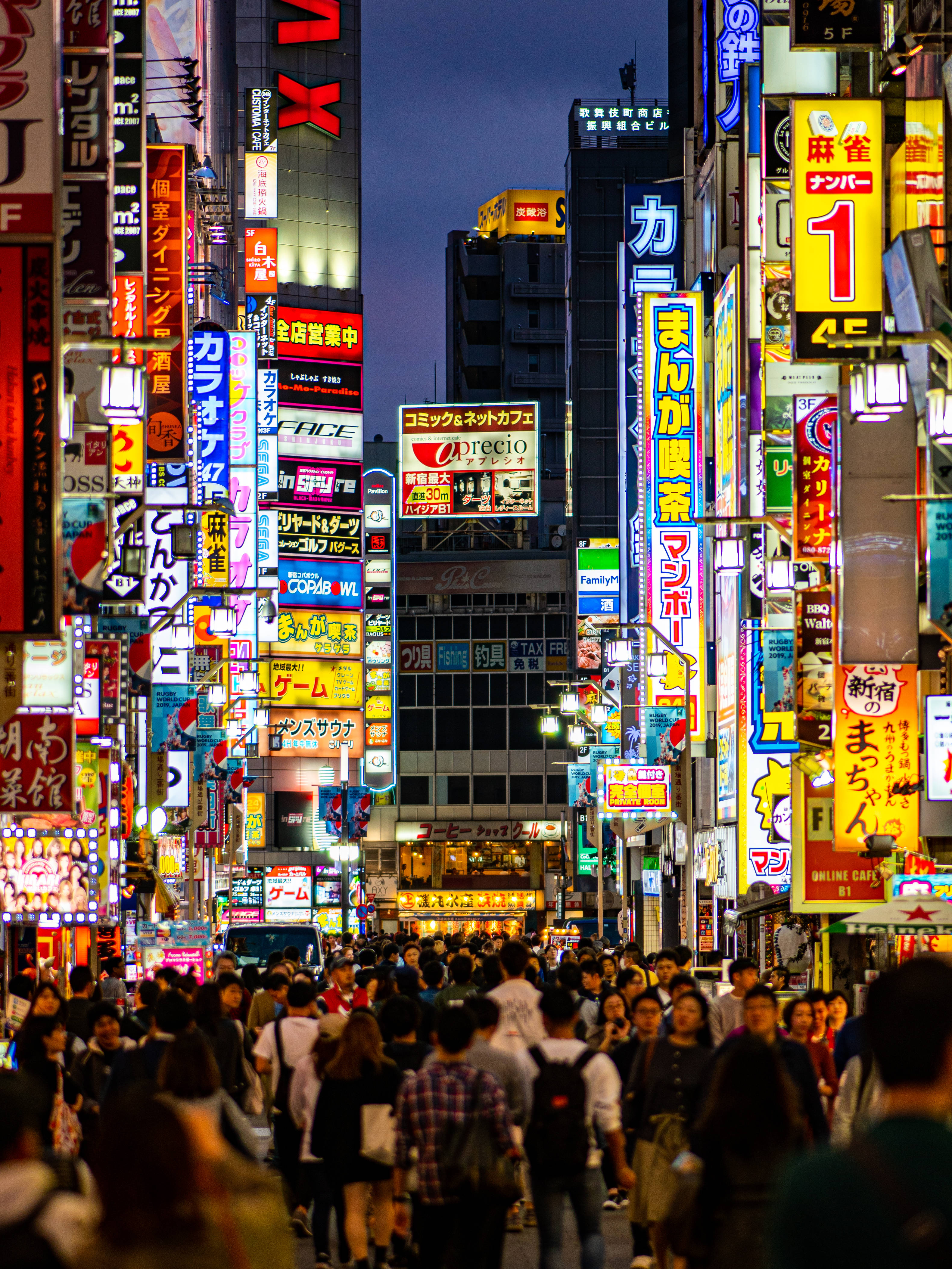 霓虹手機 桌布 壁紙 — 黃昏時分東京繁華的街道，充滿了發光的霓虹燈招牌和人群。