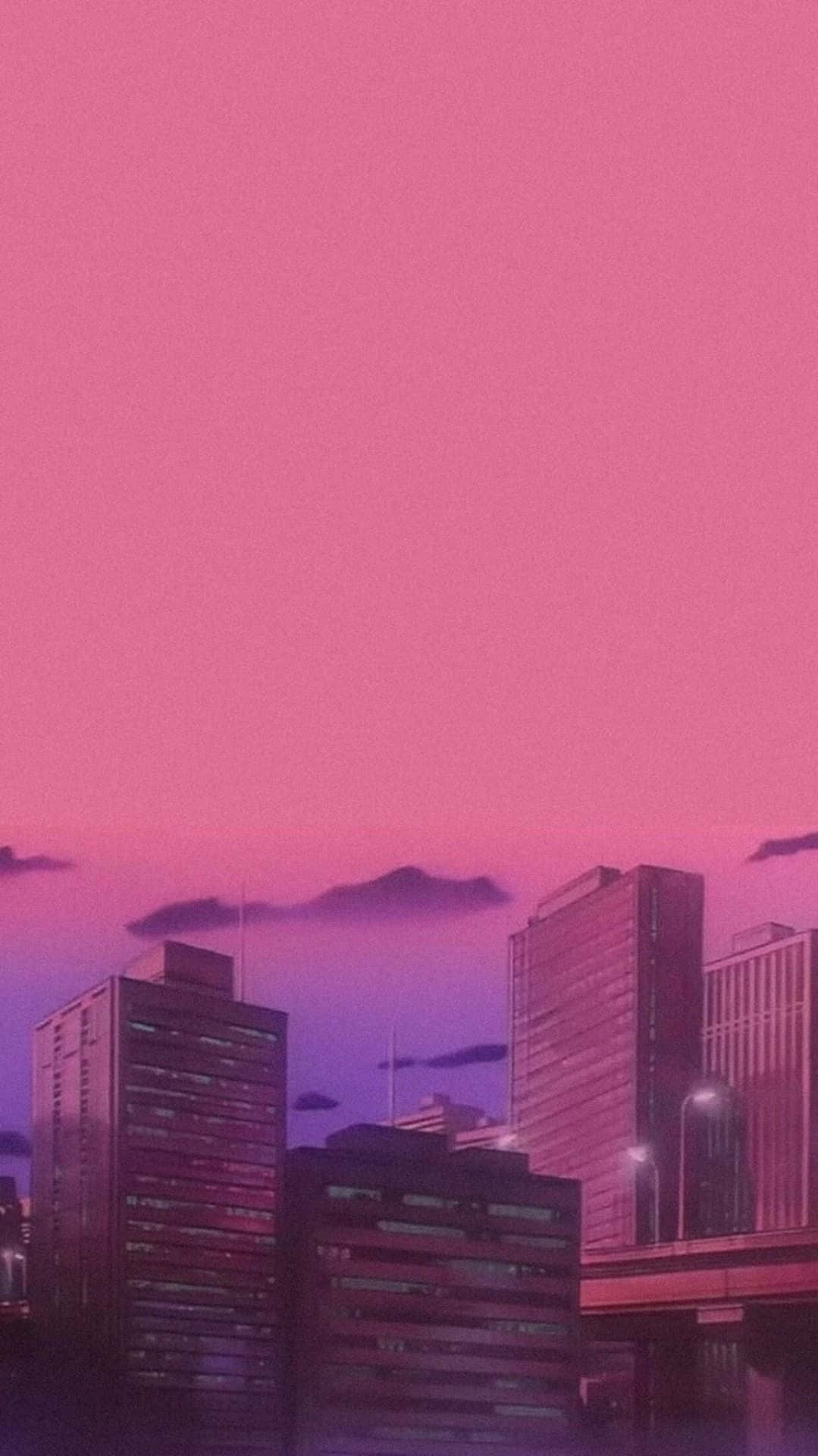 Aesthetic Pink Anime 桌布 壁紙 — 黃昏時分現代城市建築上空粉紅色和紫色的天空，帶有發光的窗戶和烏雲。