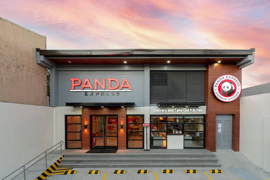 品牌 桌布 壁紙 — 黃昏時分的Panda Express餐廳，粉橙色天空在現代店面及條紋停車欄杆後方發光。