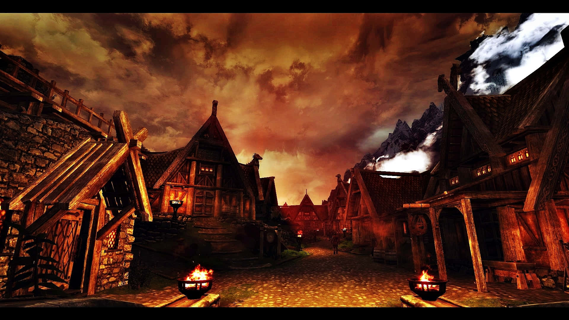 Skyrim Whiterun 桌布 壁紙 — 黃昏時分的中世紀村莊街道，木屋、石牆和火坑在火紅的橙色天空下閃耀。