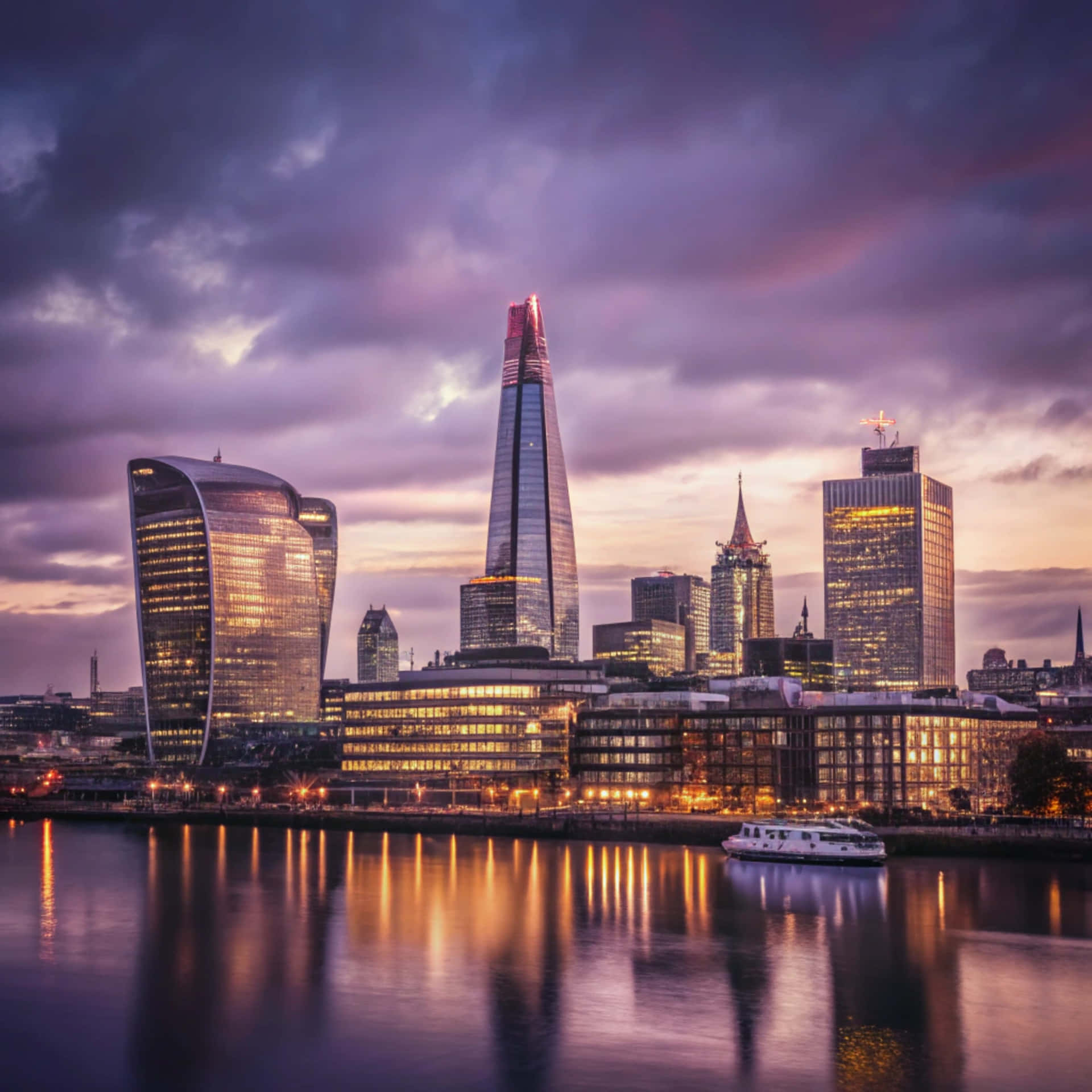 London Skyline 壁紙 — 黃昏時分的倫敦天際線，碎片大廈在紫色雲彩的映襯下閃耀，倒映在泰晤士河中。