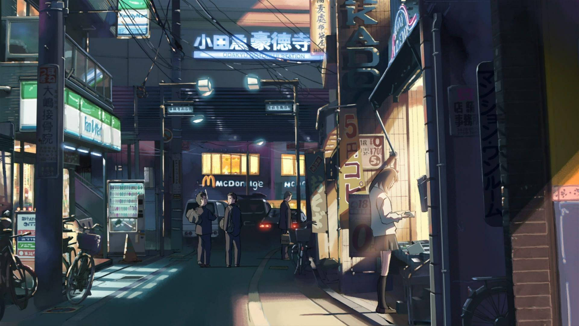 日本 桌布 壁紙 — 黃昏時分的動漫風格街景，霓虹燈在狹窄的城市小巷中將溫暖的光線投射在行人和停放的自行車上。