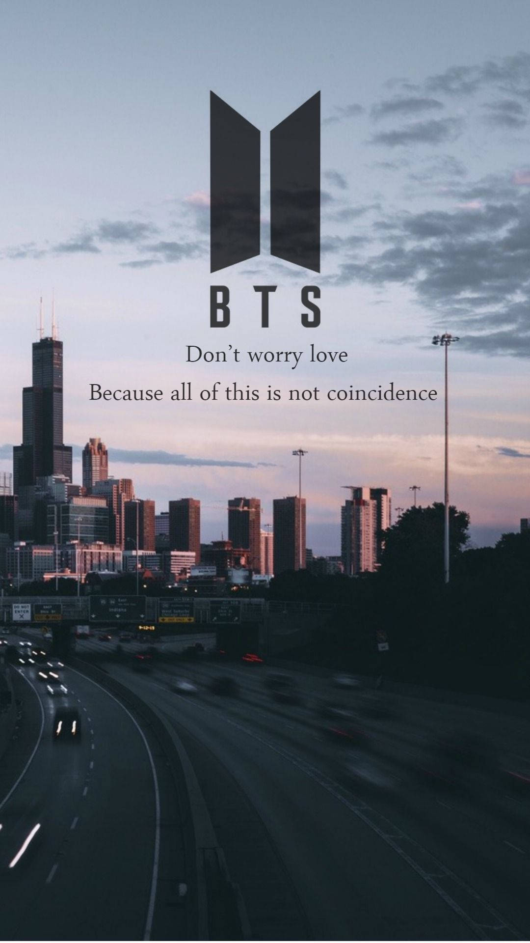 BTS 美學 桌布 壁紙 — 黃昏時分的城市天際線，前景有高速公路和BTS標誌文字疊加。