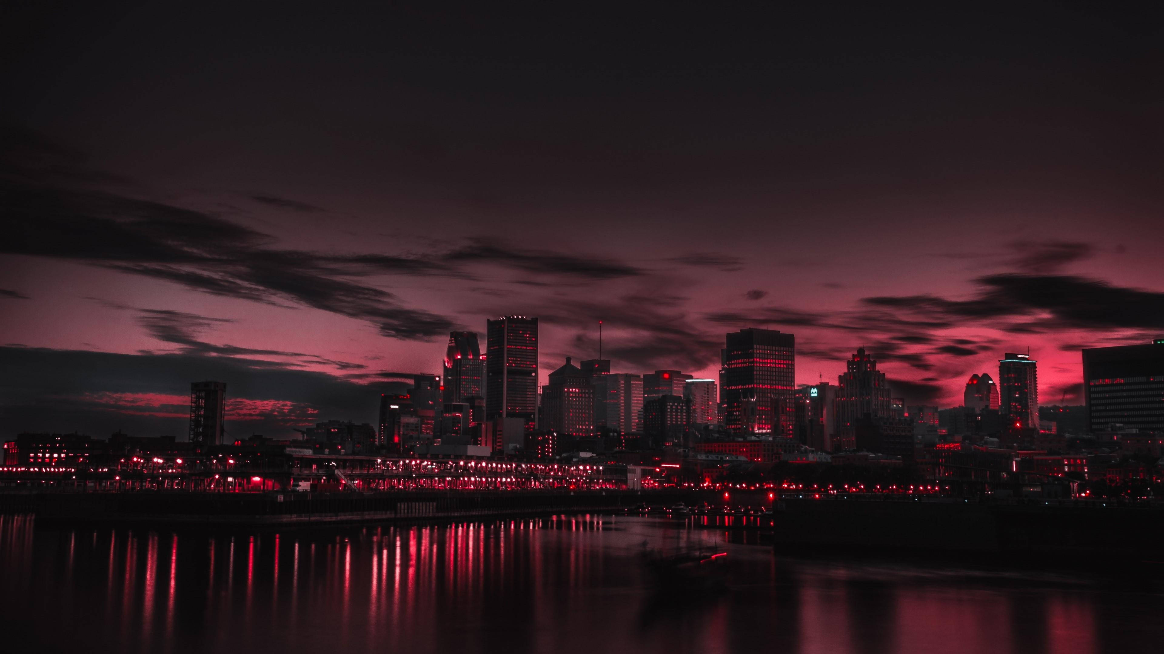 Montreal 桌布 壁紙 — 黃昏時分的城市天際線沐浴在深紅色的光芒中，倒影在水面上閃爍。