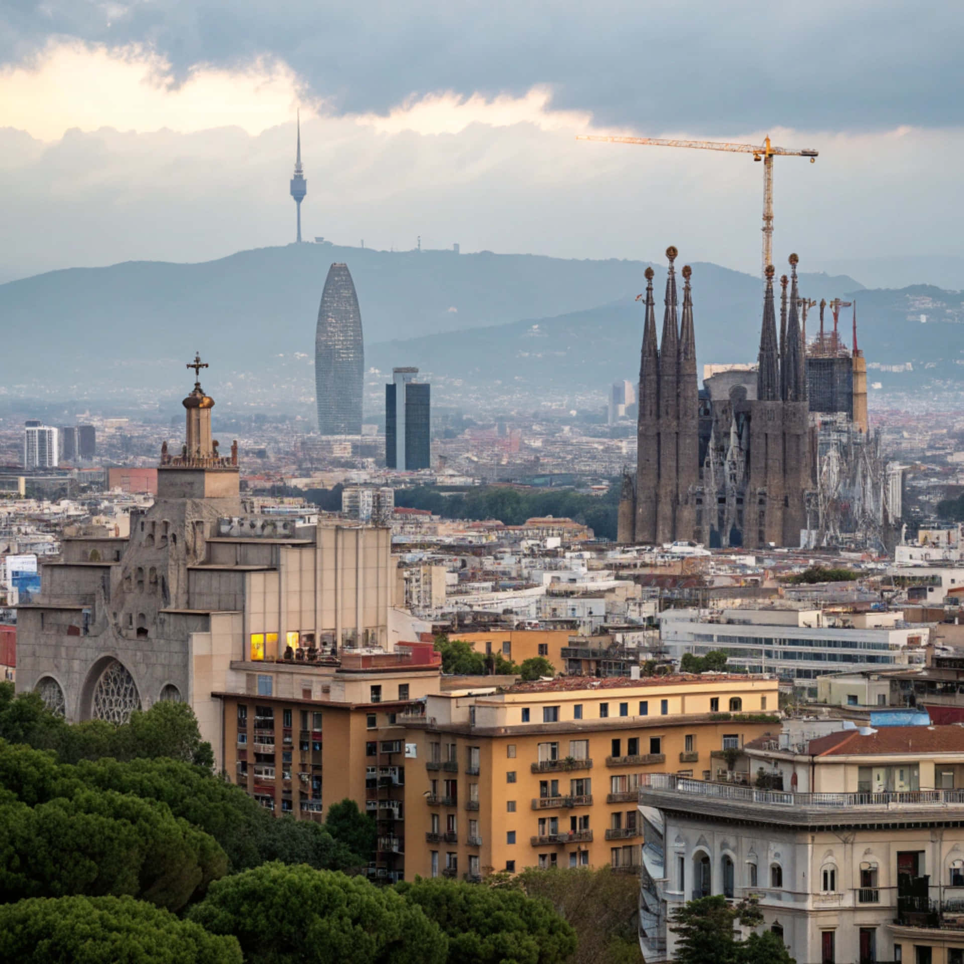 Barcelona skyline 壁紙 — 黃昏時分的巴塞隆納天際線，聖家堂的尖塔和現代主義塔樓在陰雲密布的天空下，聳立在密集的城市屋頂之上。
