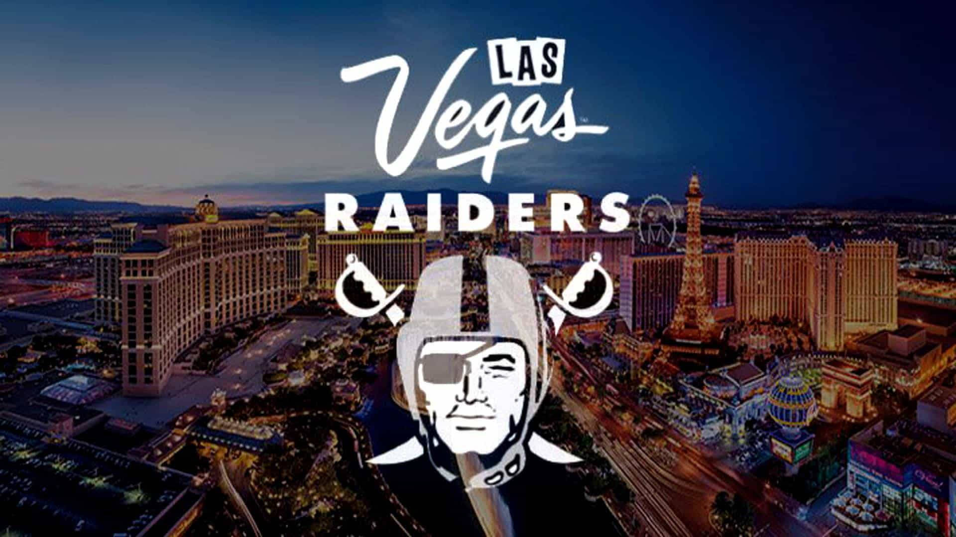 運動 桌布 壁紙 — 黃昏時分的拉斯維加斯天際線，燈火通明的飯店和 Raiders 標誌疊加。