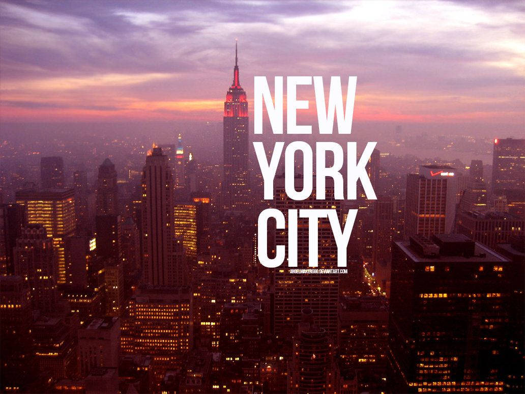 New York 桌布 壁紙 — 黃昏時分的紐約市天際線，帝國大廈亮起燈光，並有粗體白色文字疊加。