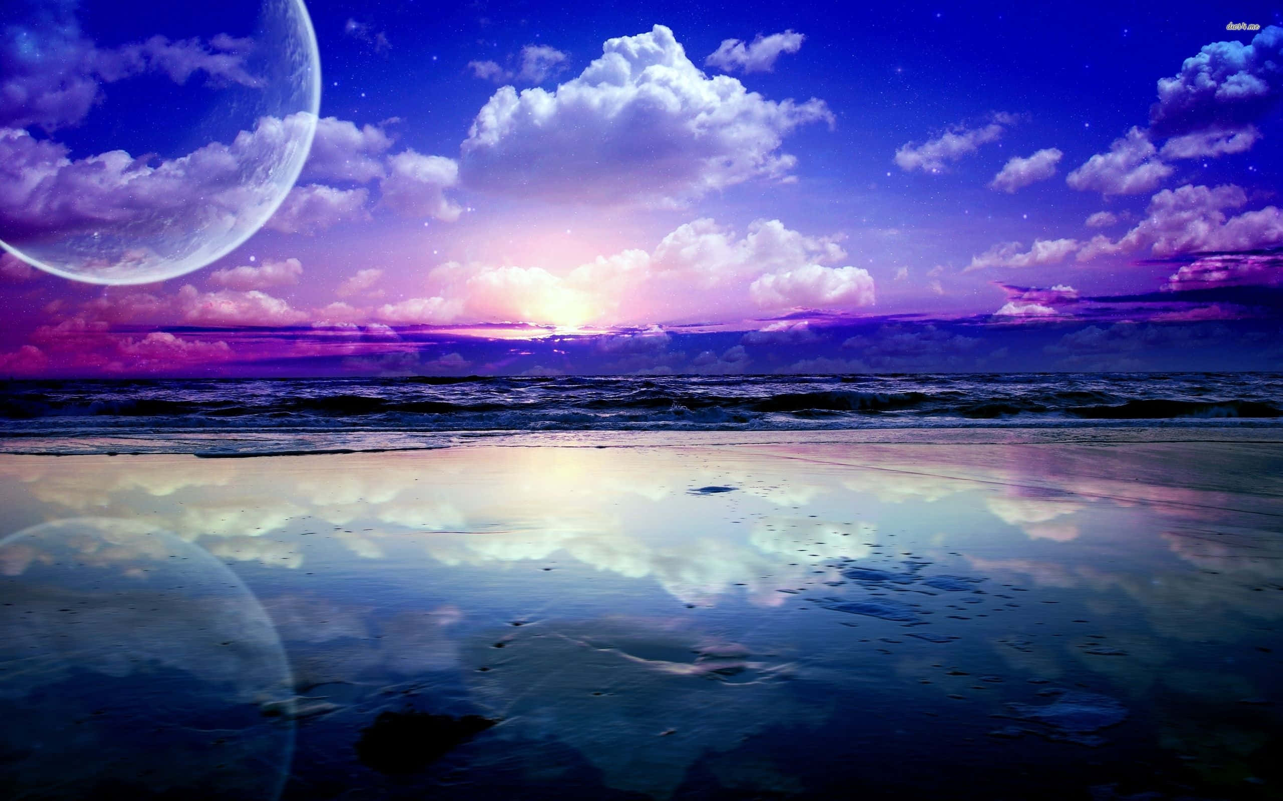 Beautiful Sky 桌布 壁紙 — 黃昏時分的超現實海灘，發光的紫色天空倒映在濕沙上，一輪巨大的月亮懸掛在宇宙雲層中。