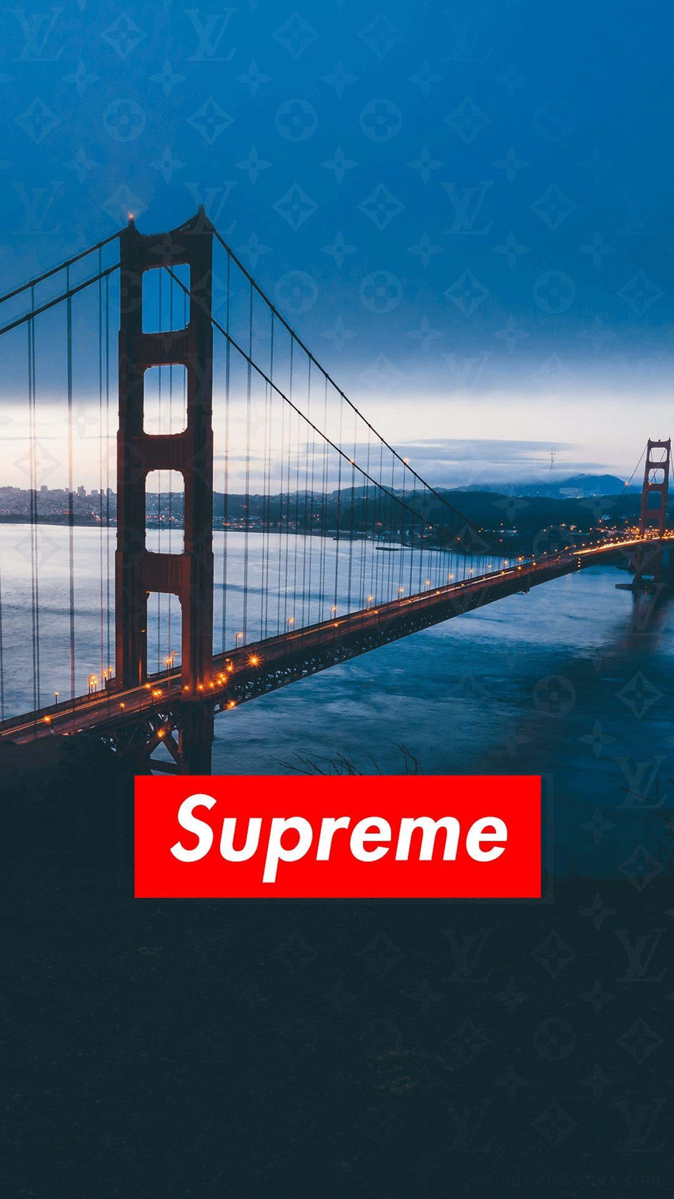 supreme aesthetic 桌布 壁紙 — 黃昏時分的金門大橋，閃爍的燈光，紅色Supreme標誌疊加在Louis Vuitton圖案背景上。