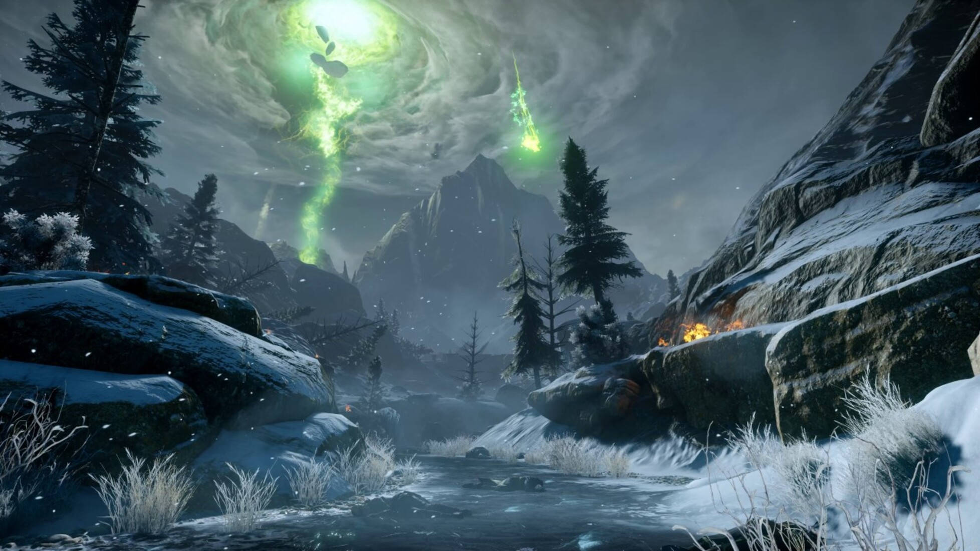 Inquisition 桌布 壁紙 — 黃昏時分的雪山山谷，閃爍的綠色極光，營火照亮結霜的岩石和松樹。