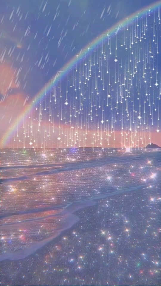 彩虹美學 桌布 壁紙 — 黃昏時分的魔法海灘，發光的彩虹拱形橫跨閃爍的水面和墜落的星塵粒子。