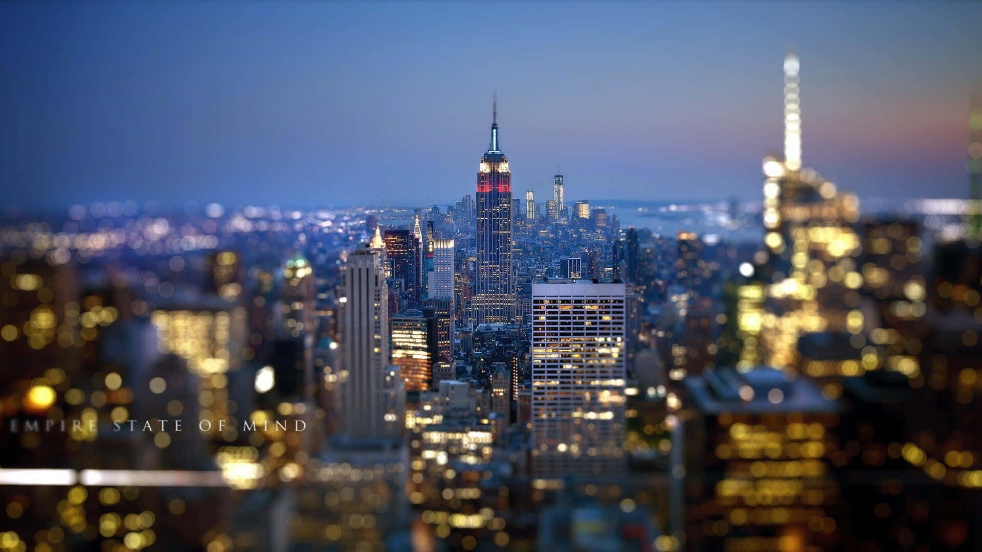 New York City Landscape 桌布 壁紙 — 黃昏時分紐約市天際線的移軸效果，發光的摩天大樓和散景燈光營造出微型效果。