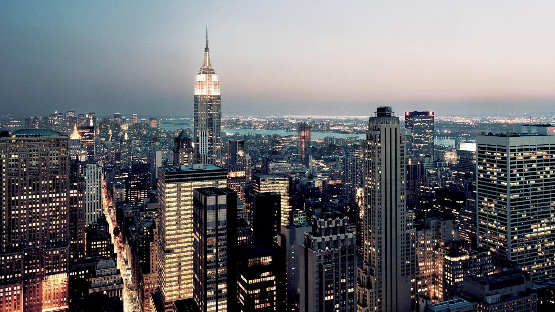 New York City Desktop 桌布 壁紙 — 黃昏時分紐約市天際線的鳥瞰圖，帝國大廈在漸暗的天空中亮起燈光。