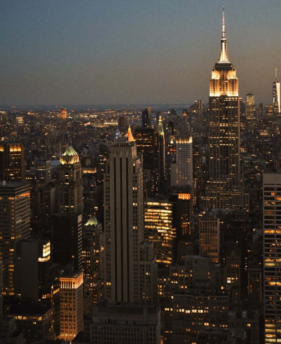 Nyc Aesthetic 桌布 壁紙 — 黃昏時分紐約市天際線的鳥瞰圖，帝國大廈在漸暗的天空中閃耀。