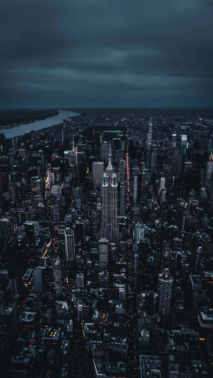 New York 桌布 壁紙 — 黃昏時分紐約市的鳥瞰圖，帝國大廈在陰沉的灰色天空下亮起燈光。