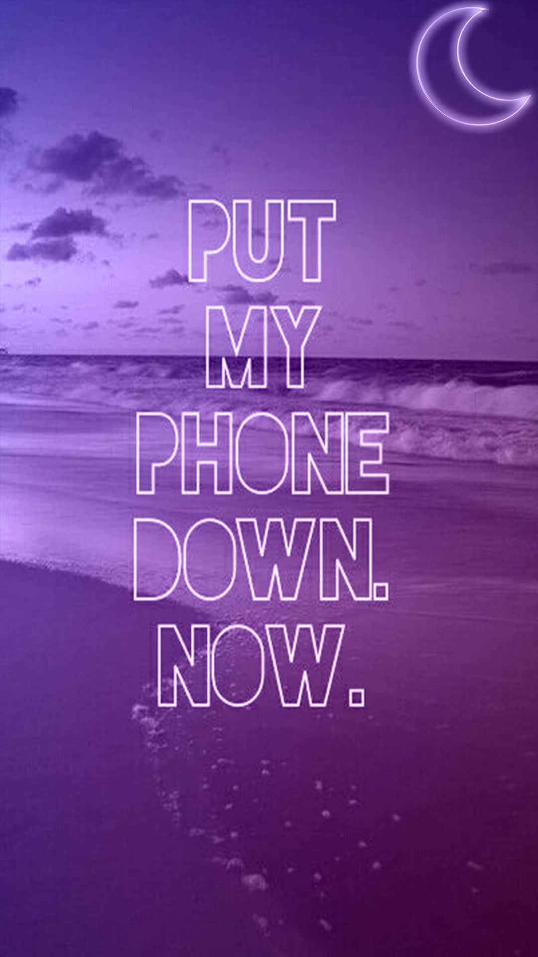 語錄 桌布 壁紙 — 黃昏時分紫色調的海灘，波浪翻滾，新月高懸，上方有粗體白色文字寫著 put my phone down now。