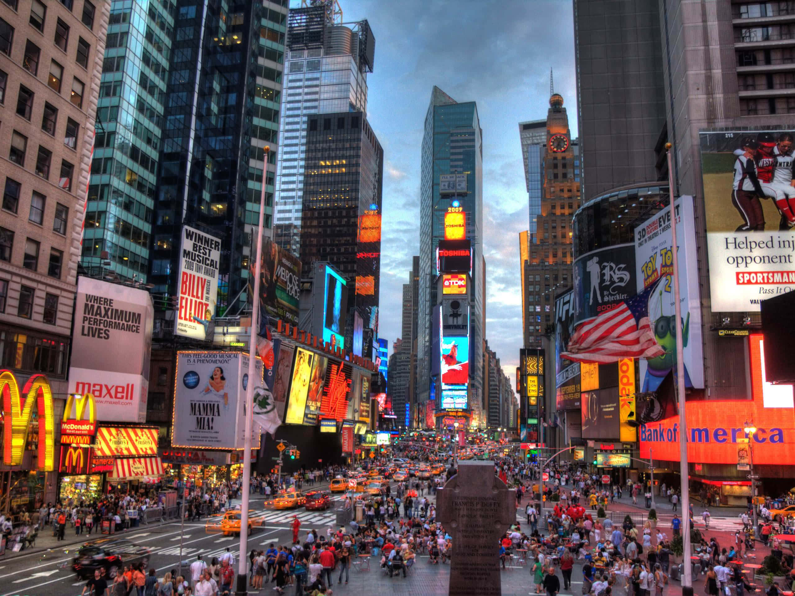 New York City 4K Ultra HD 桌布 壁紙 — 黃昏時分繁忙的時代廣場，高聳的摩天大樓閃爍著鮮豔的廣告牌和人群。