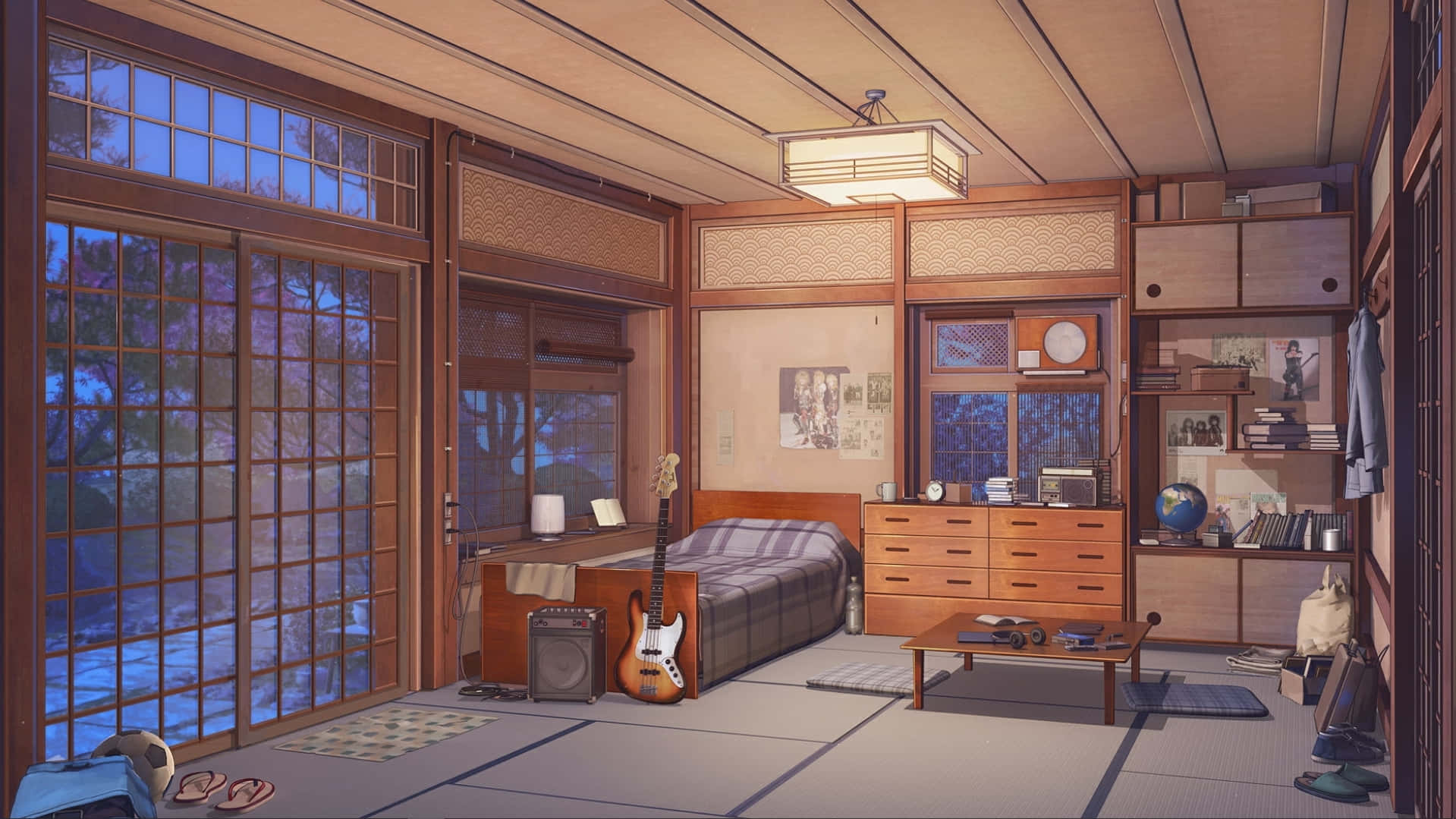 Anime Living Room 桌布 壁紙 — 黃昏時分舒適的日式臥室，設有榻榻米地板、木製家具、吉他和裱框照片，營造溫暖懷舊的氛圍。